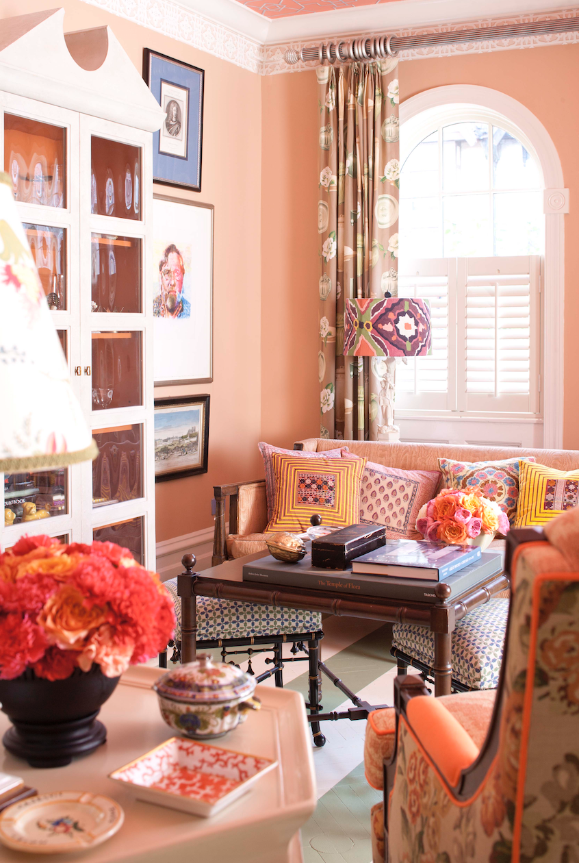 Персиковый цвет в интерьере гостиной