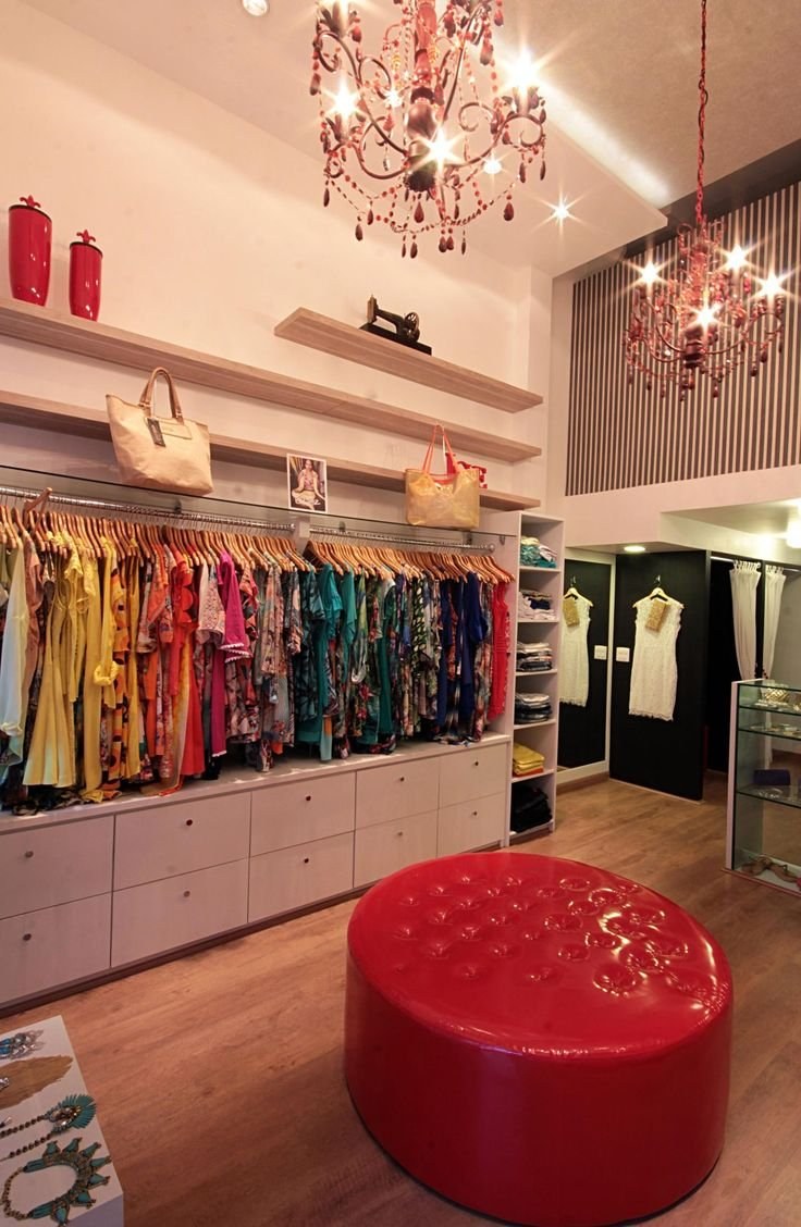 Интерьер маленького магазина одежды