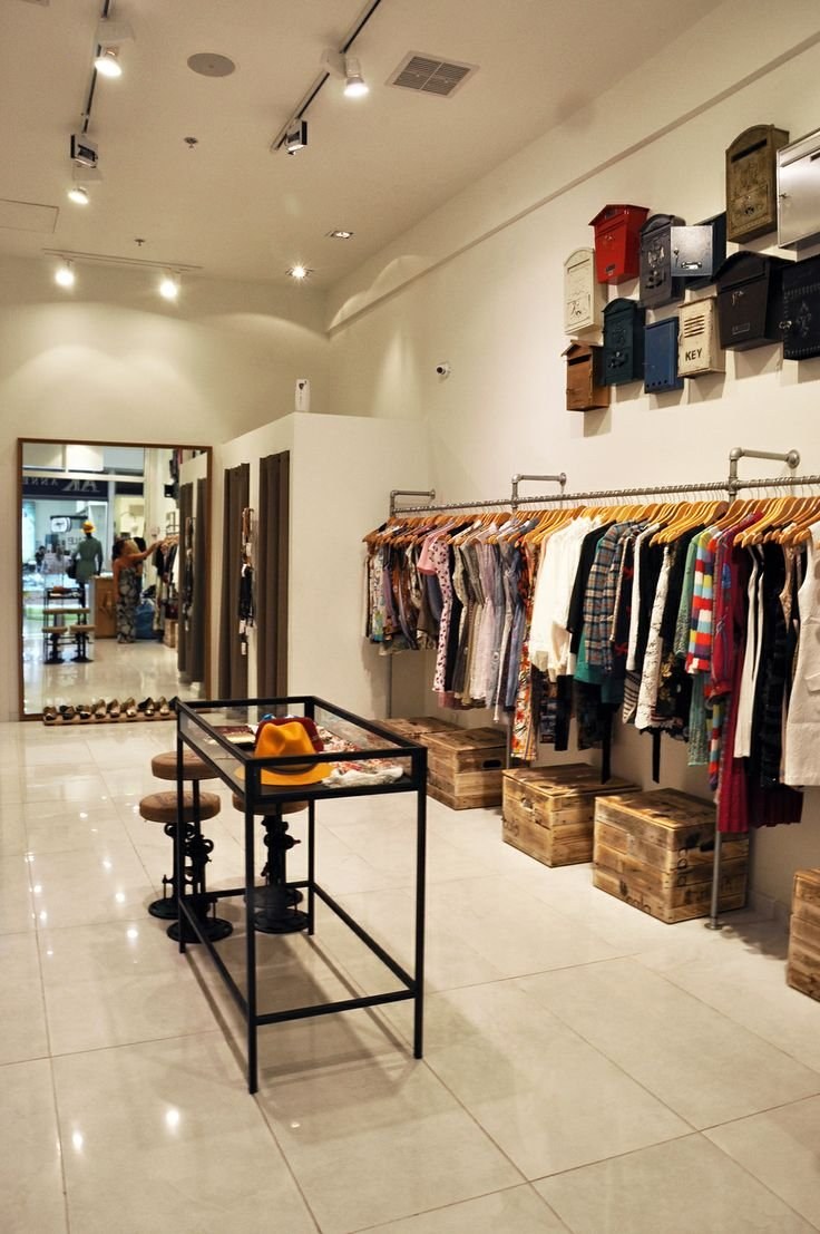 Интерьер маленького магазина одежды