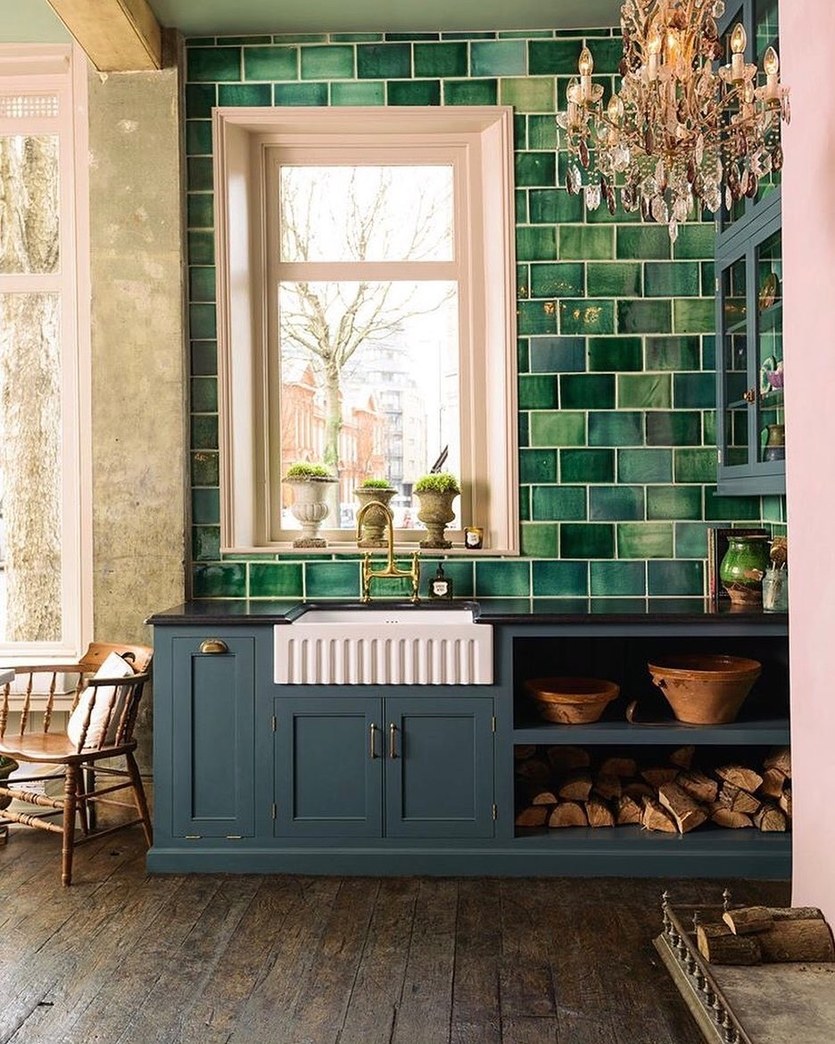 Зеленая плитка на кухне