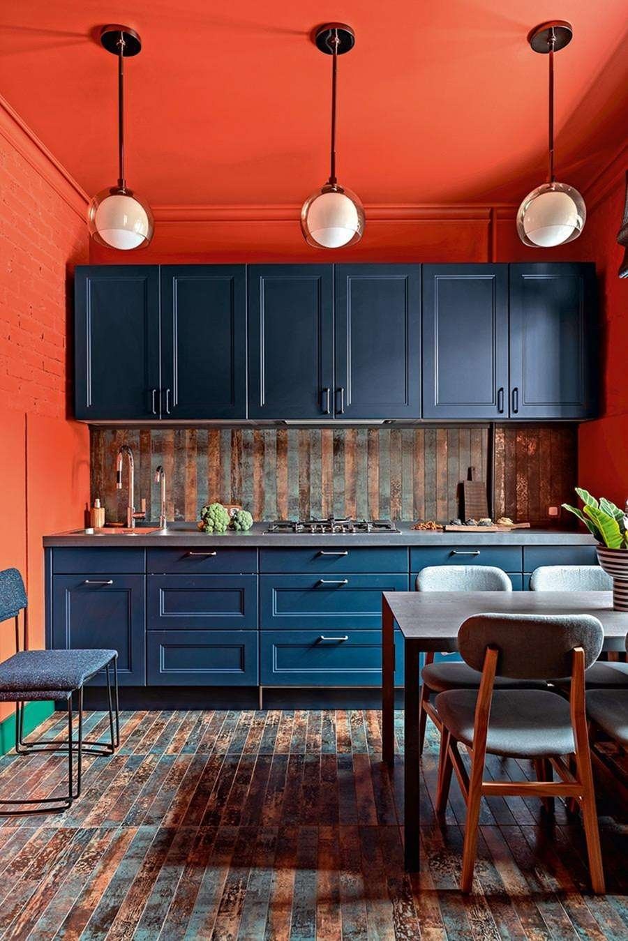 Интерьер кухни терракот с голубым