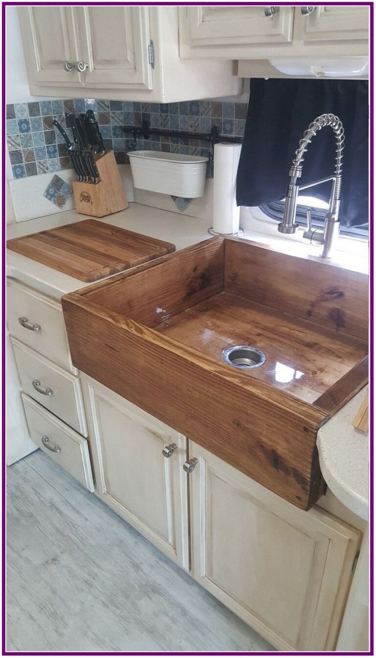 Раковина на деревянной столешнице на кухне