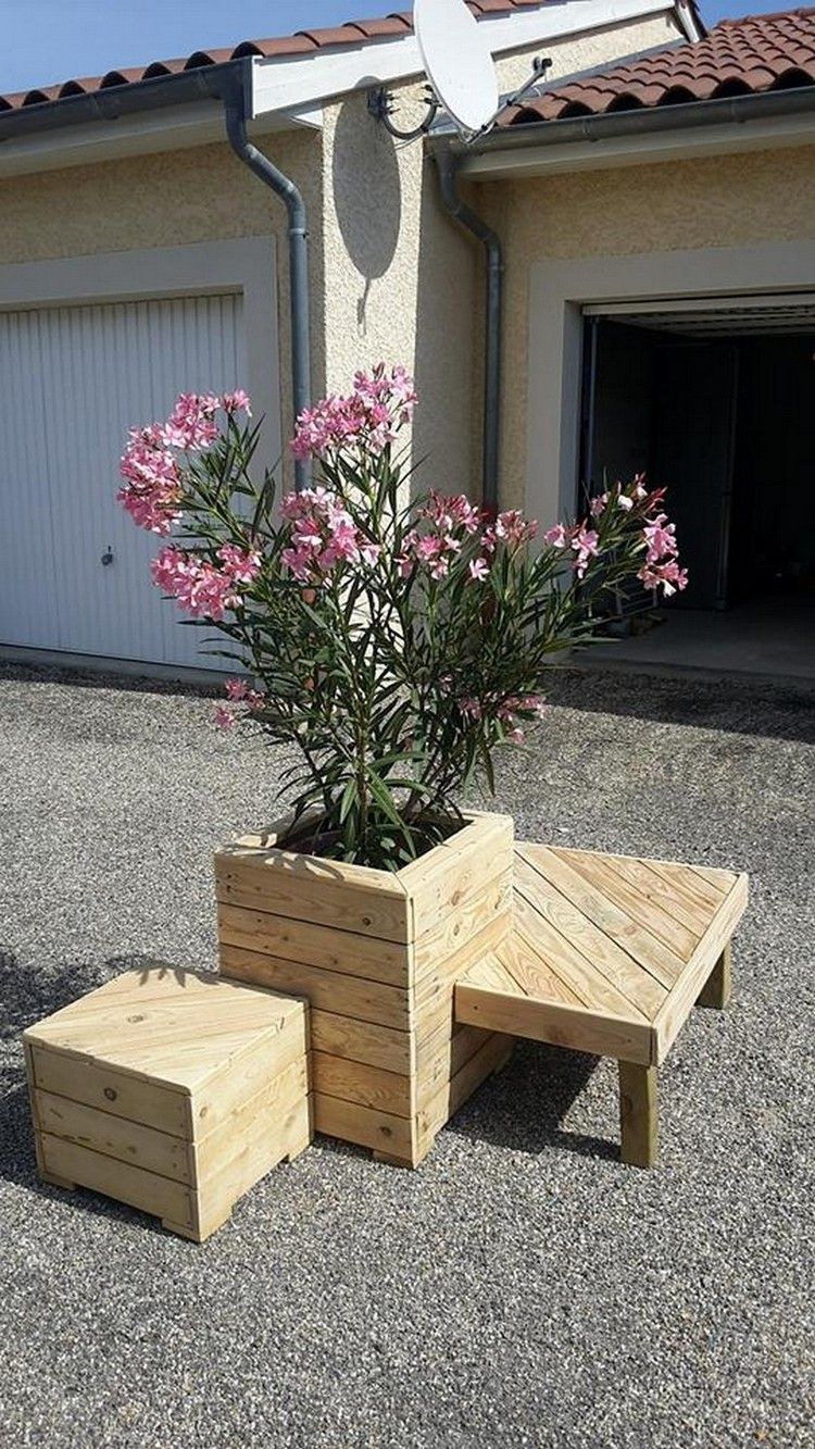 Клумба из деревянных досок