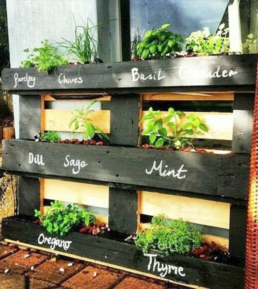 Цветник из паллетов