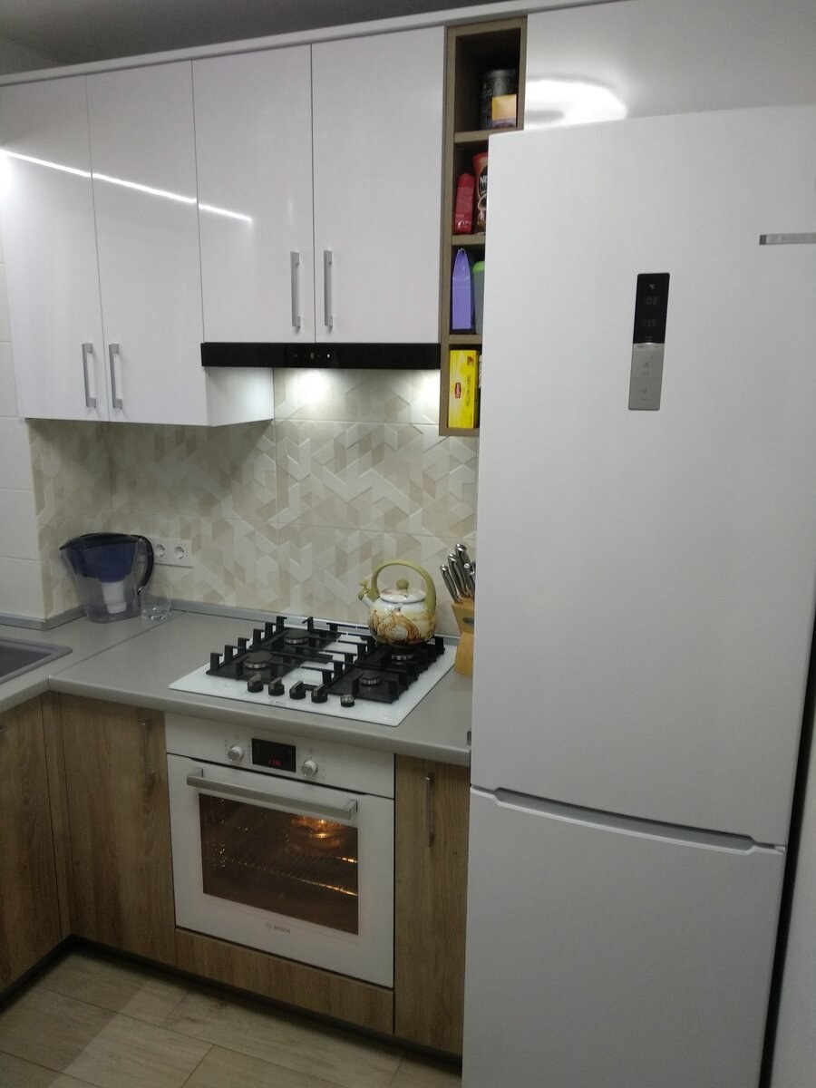 Кухня с маленьким холодильником