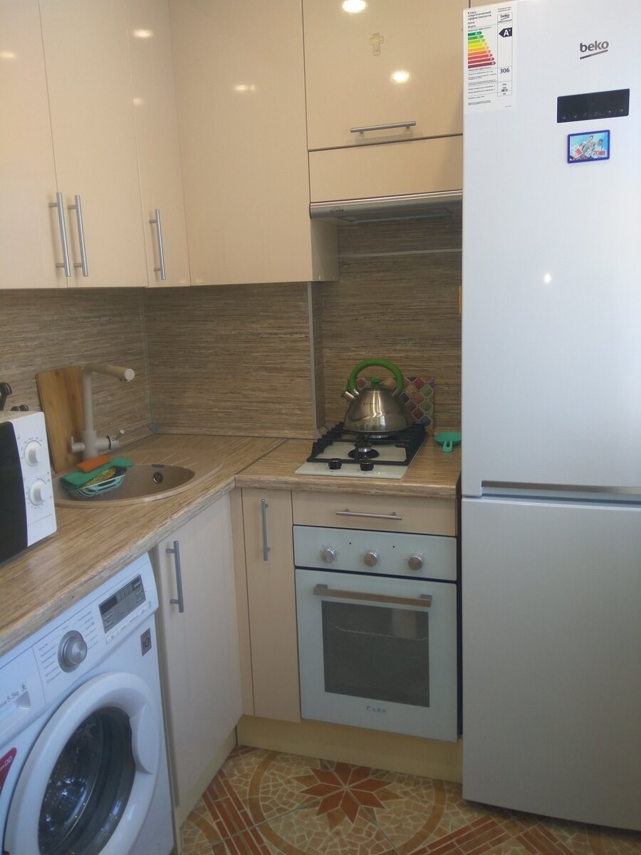 Кухня в хрущевке с холодильником