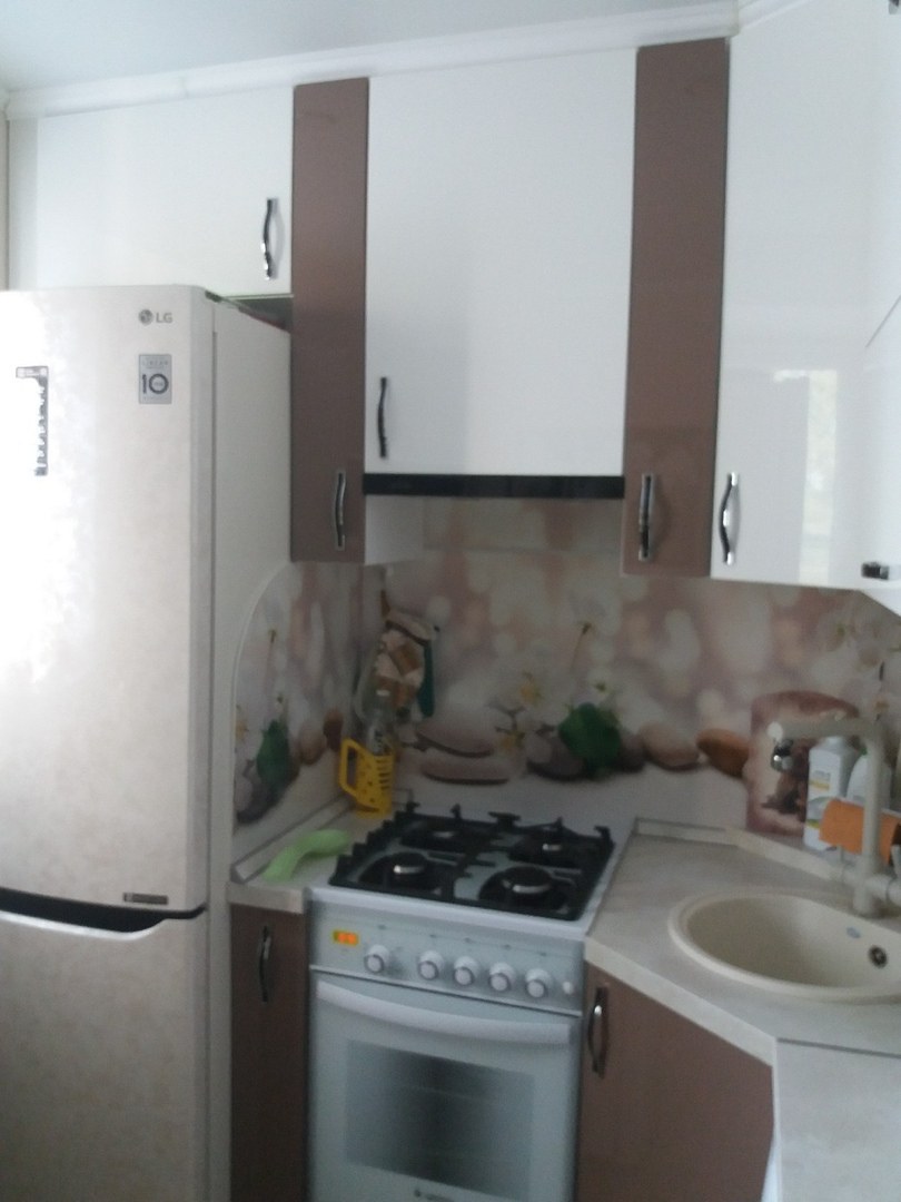 Кухня в хрущевке с холодильником