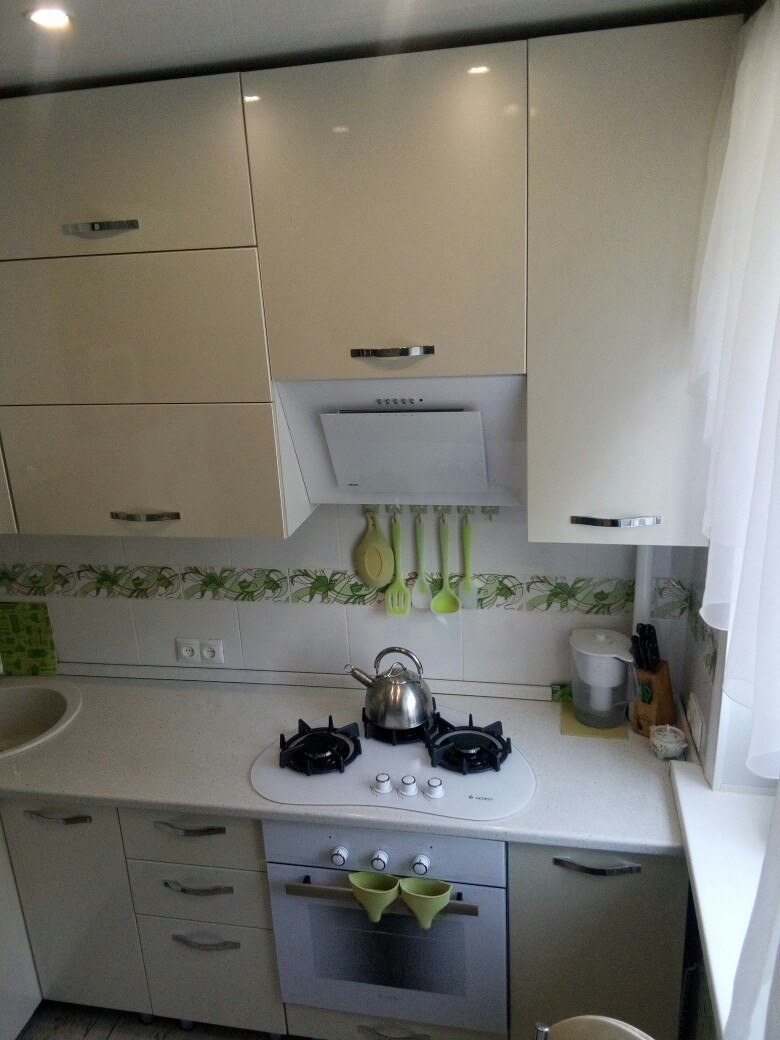 Светлая кухня в хрущевке