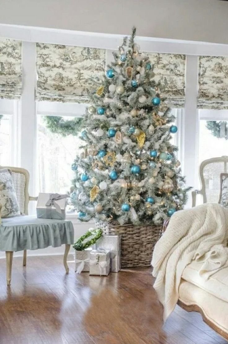 Заснеженная ель украшенная в интерьере