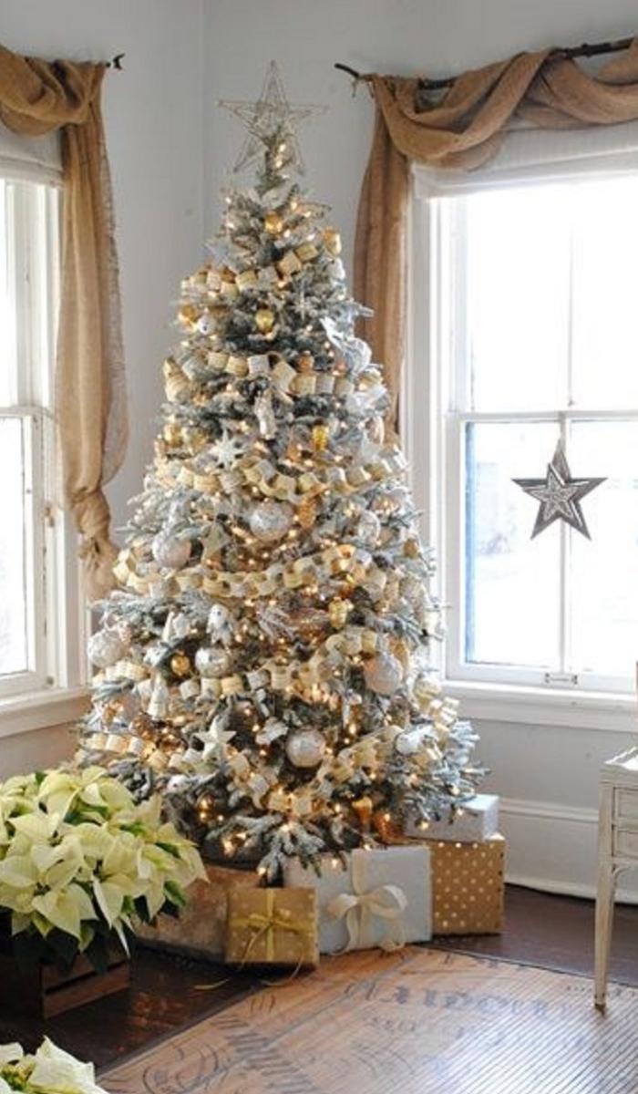 Заснеженная елка украшенная