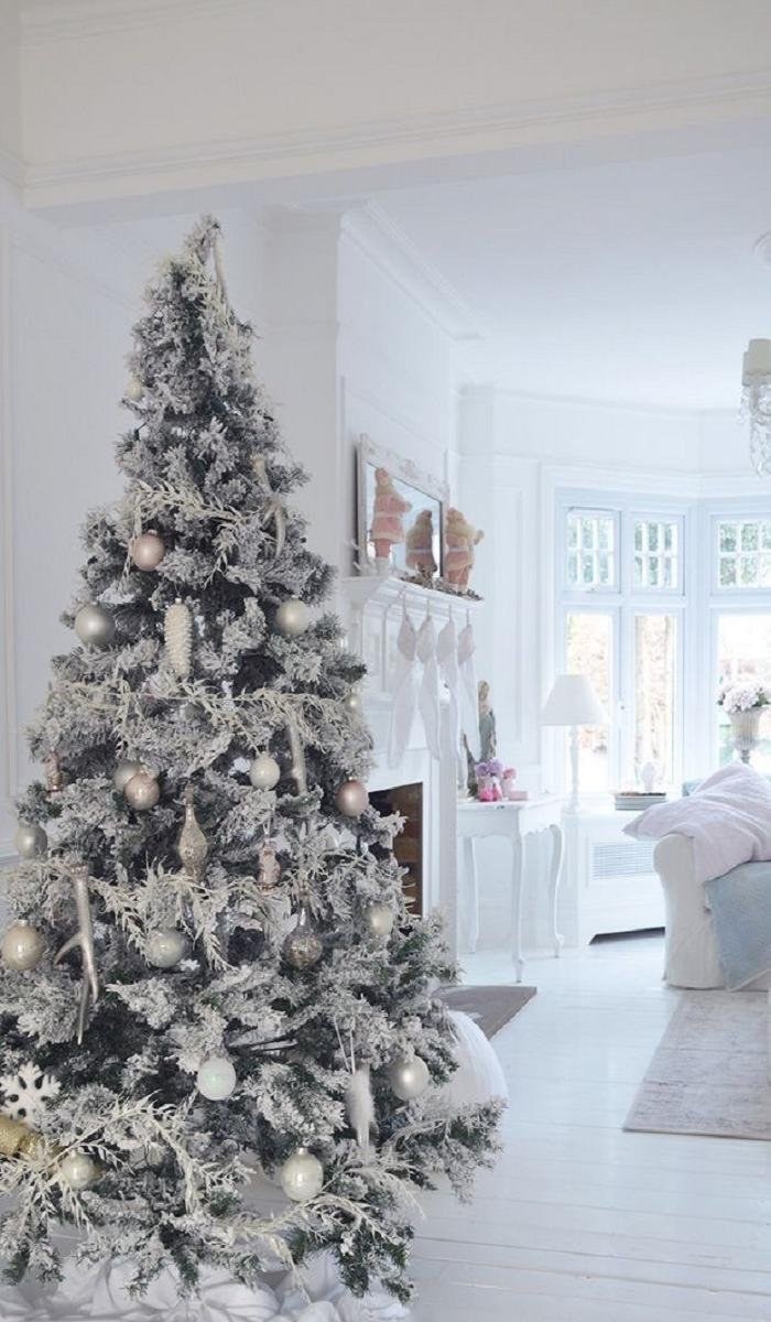 Новогодняя елка белая