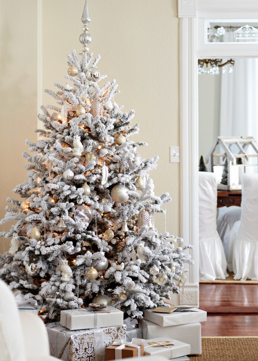 Искусственная елка украшенная