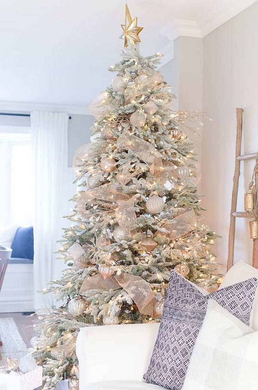 Украшение заснеженной елки