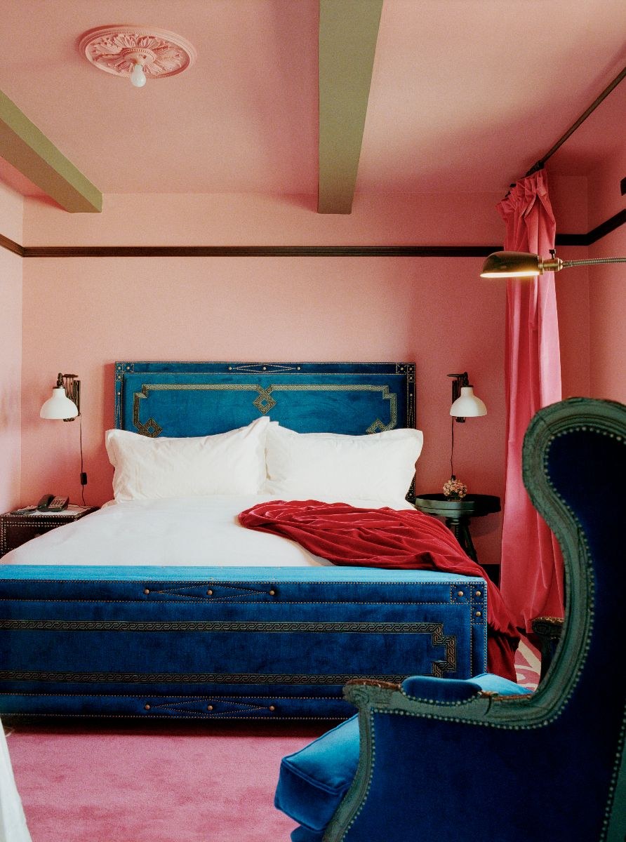 Синий и розовый в интерьере