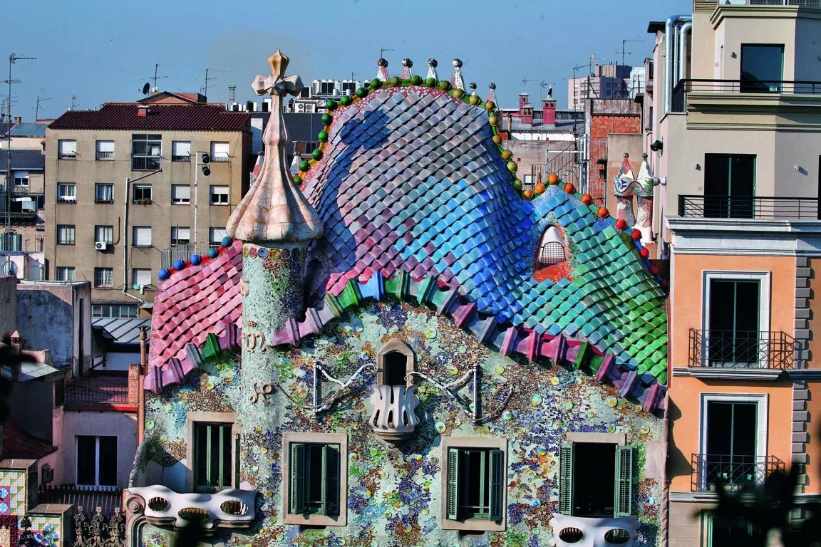 Gaudi barcelona. Архитектор Гауди Барселона. Антонио Гауди. Барселона.. Дом Бальо Гауди - Барселона, Испания. Антонио Гауди архитектура.