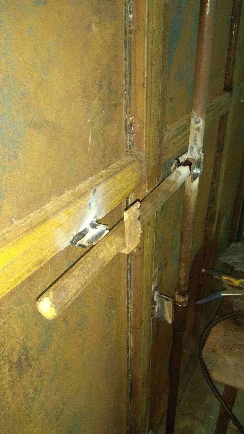 Засовы для гаражных ворот