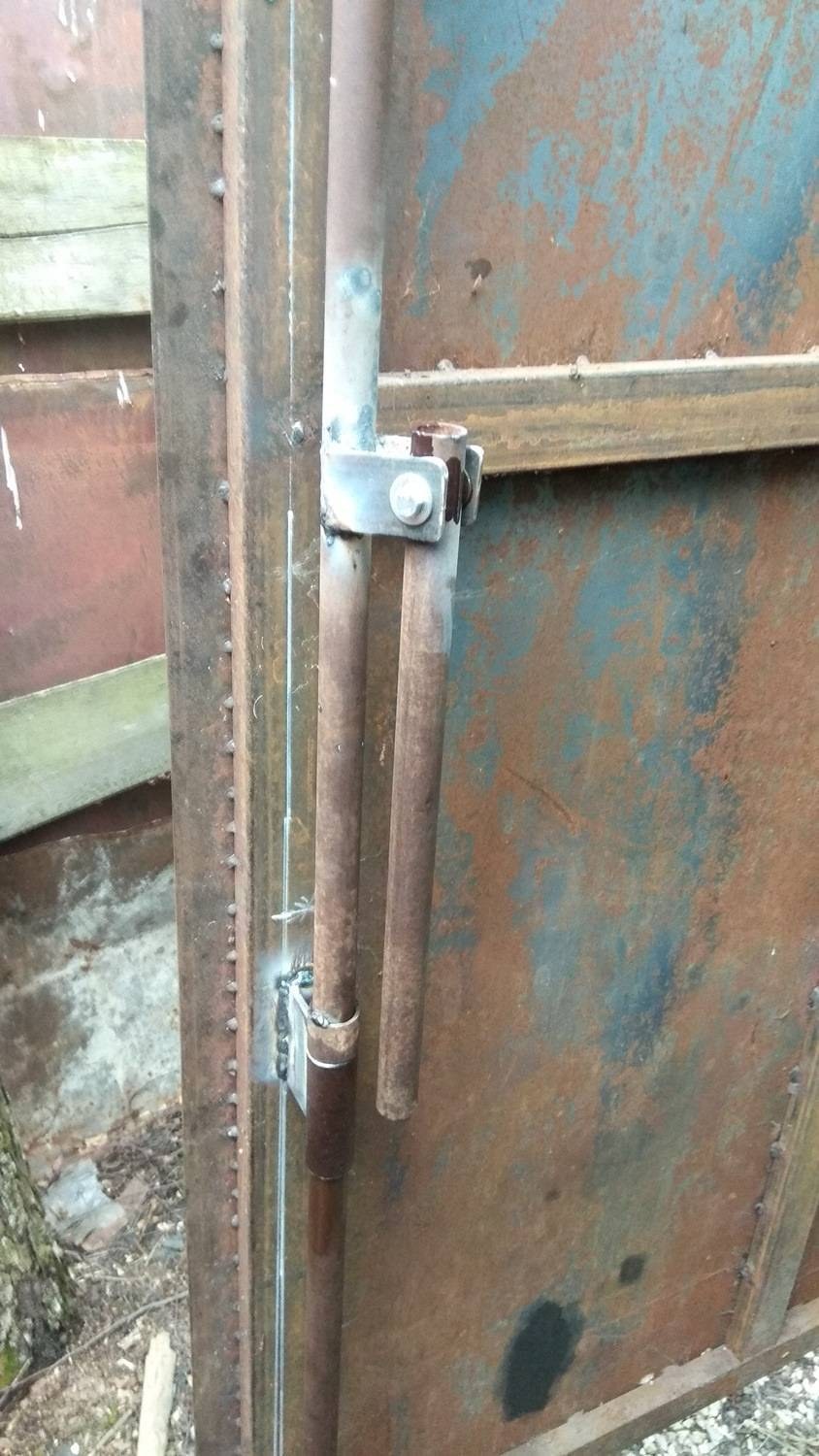 Ригельная система запирание гаражных ворот