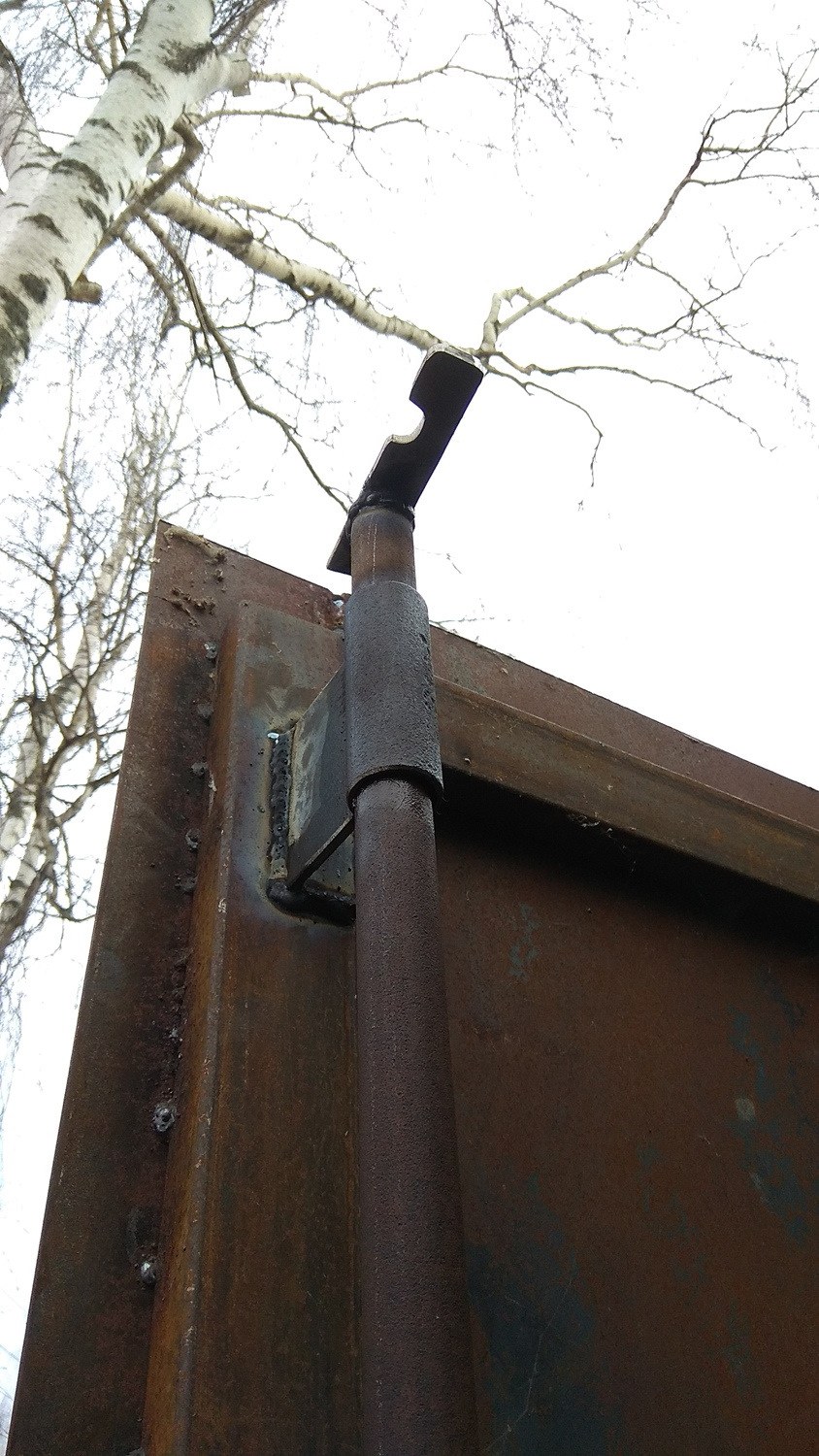 Засов на гаражные ворота изнутри своими руками (98 фото)