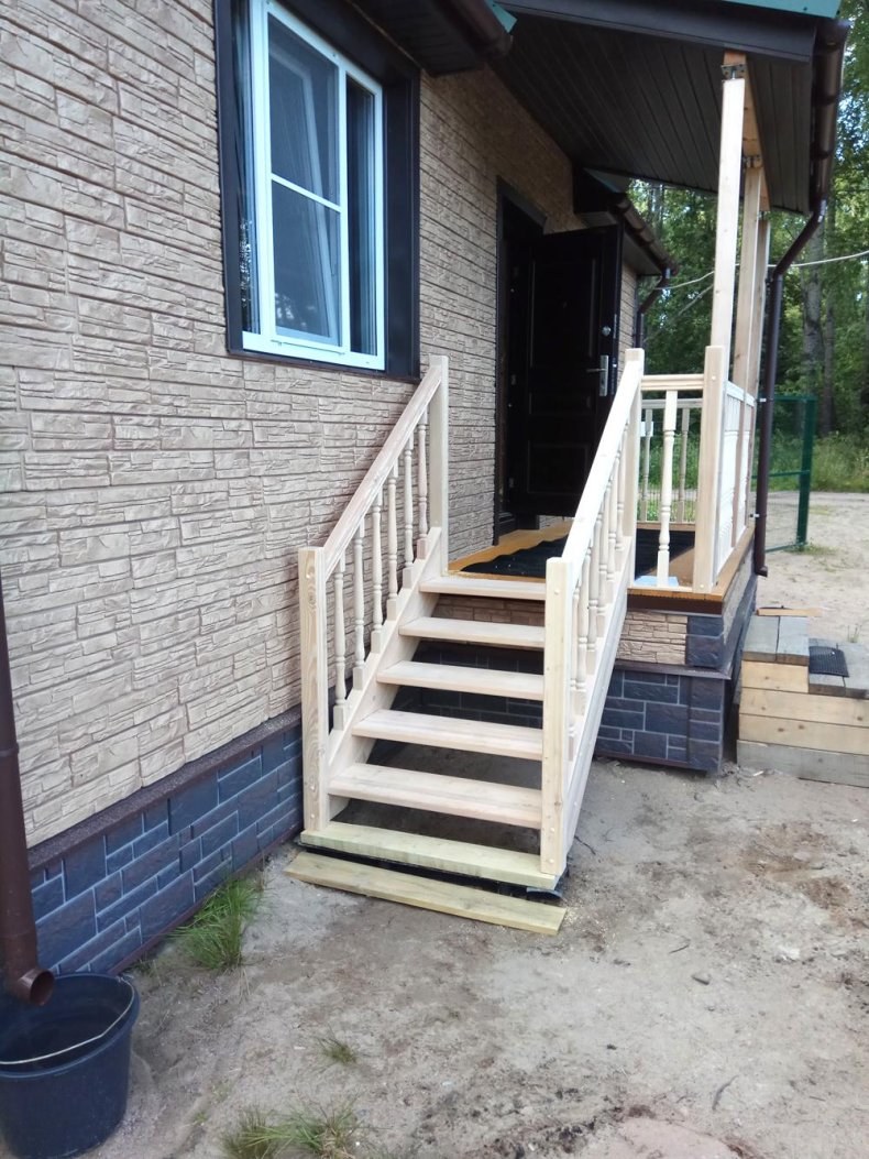 Уличная деревянная лестница