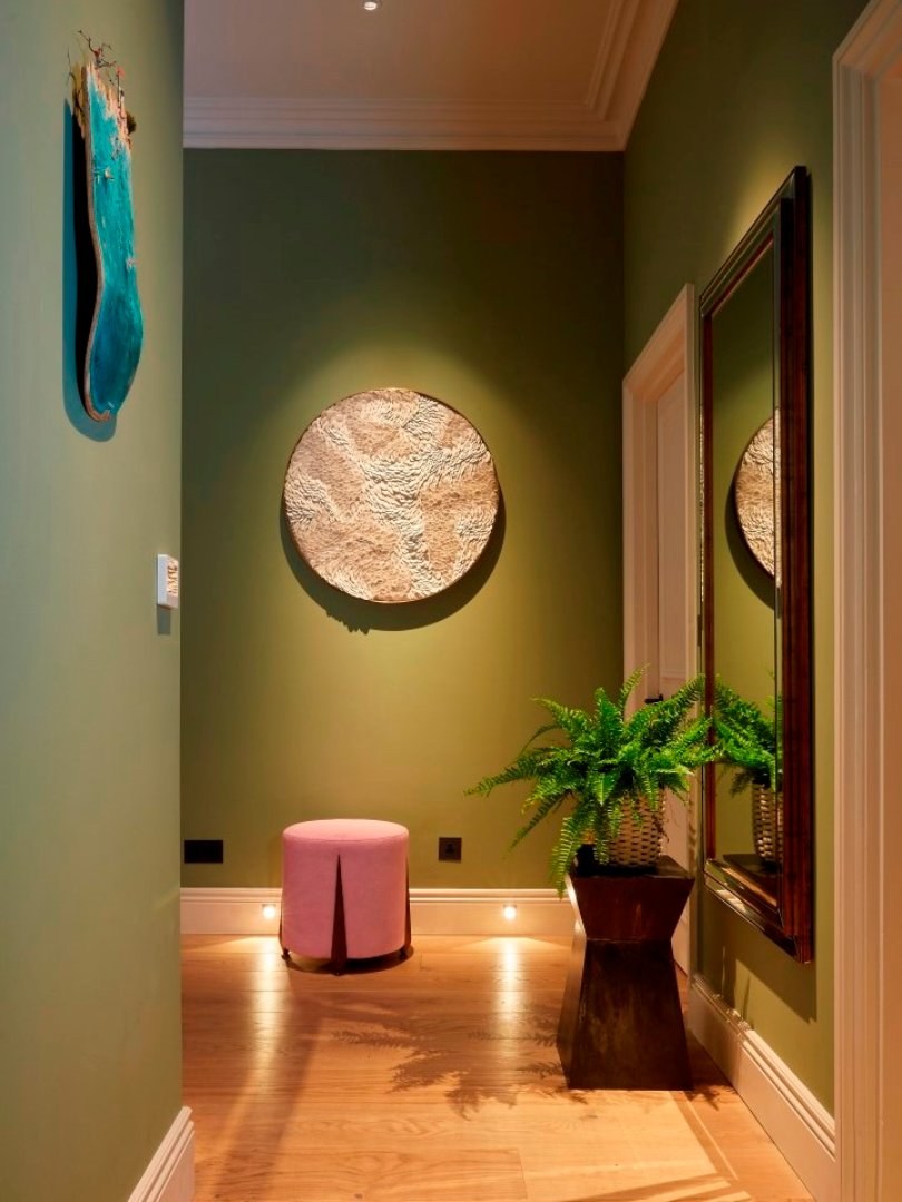 Прихожая в оливковом цвете