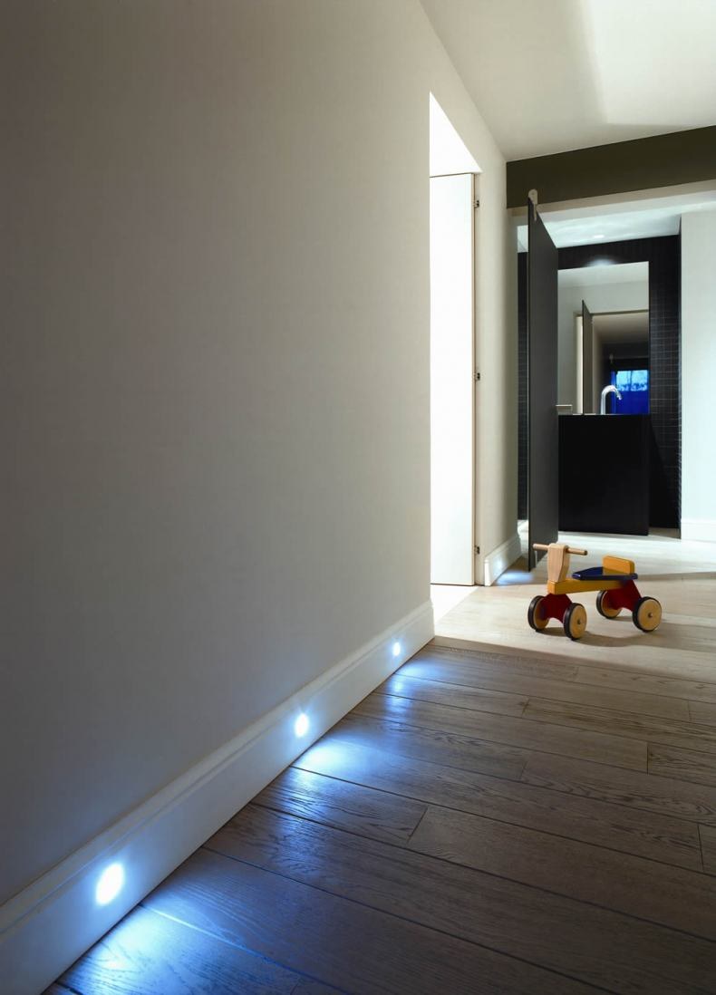 Подсветка пола в коридоре