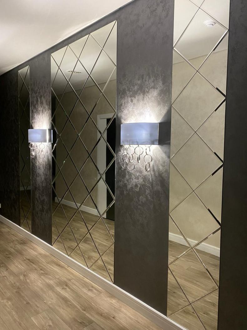 Зеркальная плитка в прихожей