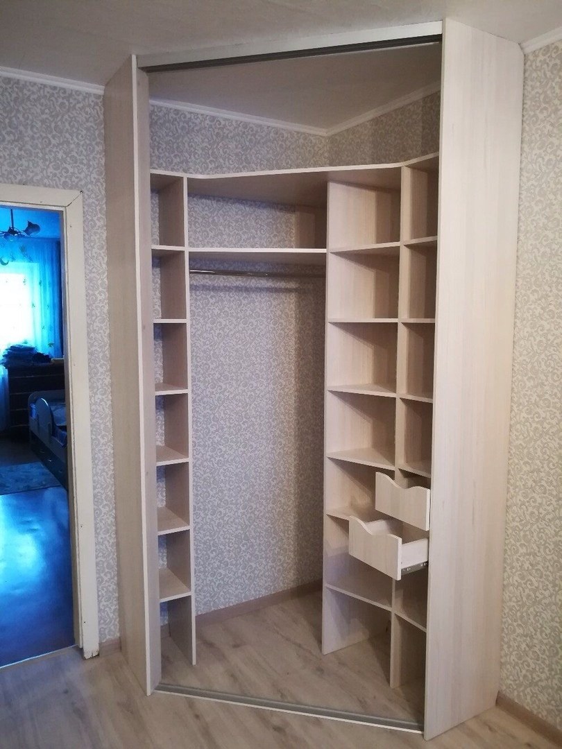 Встроенный угловой шкаф купе