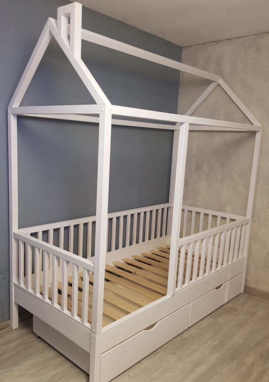 Детская кроватка домик