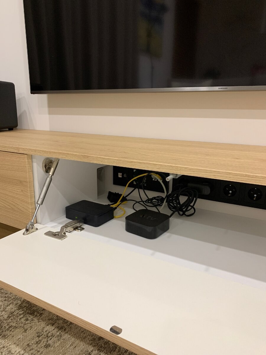 Розетки в ТВ тумбе