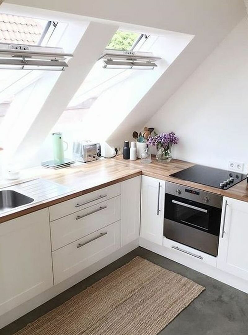 Маленькая кухня на мансарде