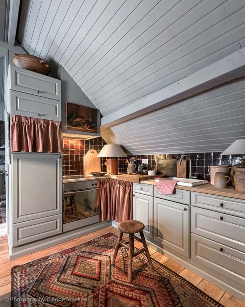 Интерьер кухни на мансарде
