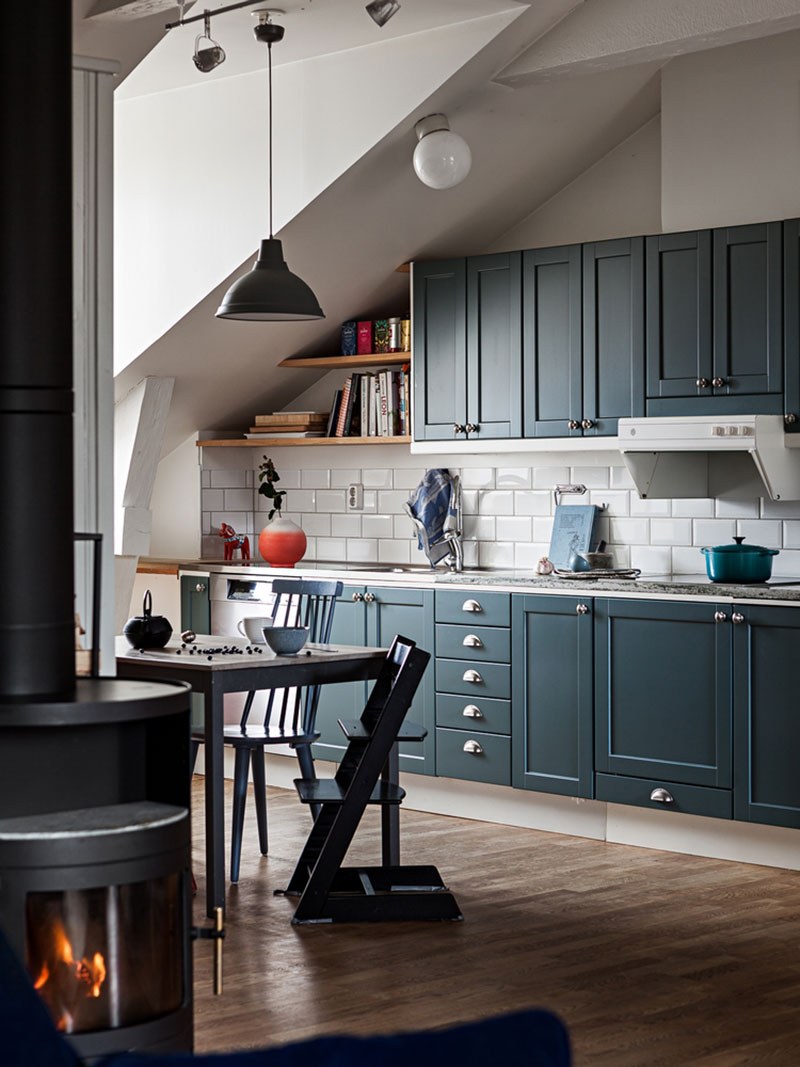 Кухня со скошенным потолком