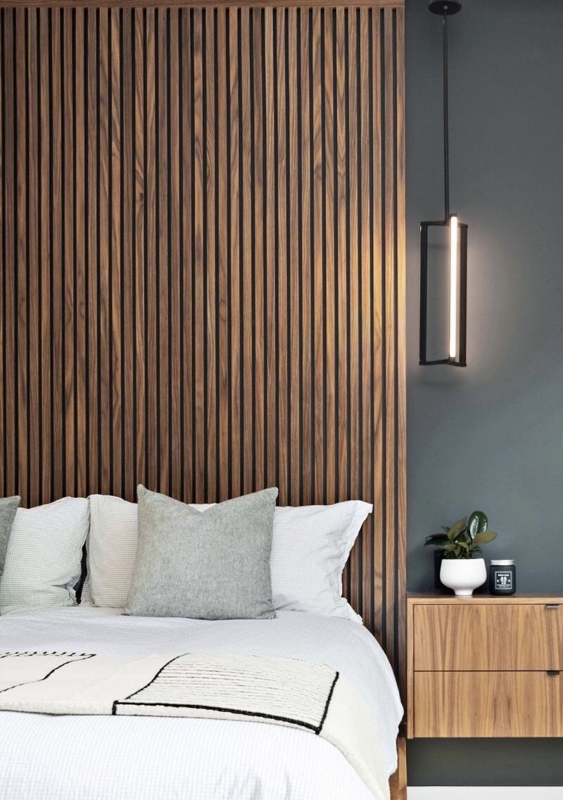 Реечные панели для стен в интерьере спальни