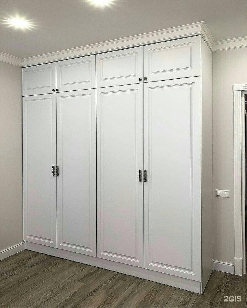 Шкаф с распашными дверями