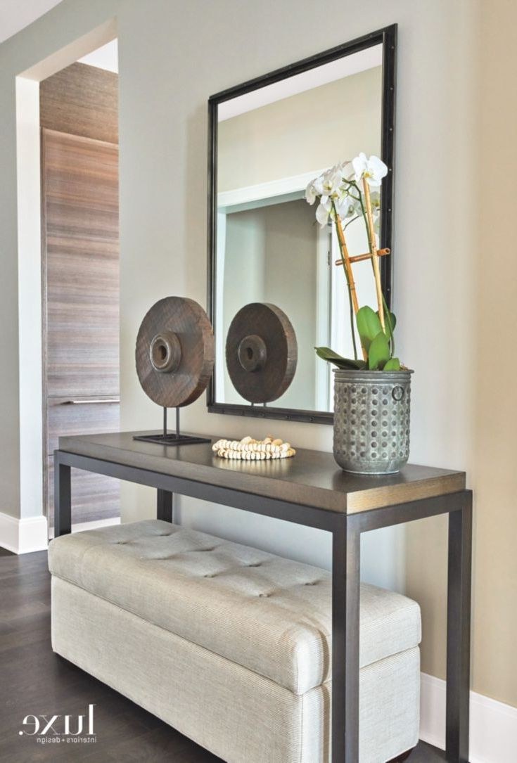 Консоль с пуфиком в прихожую