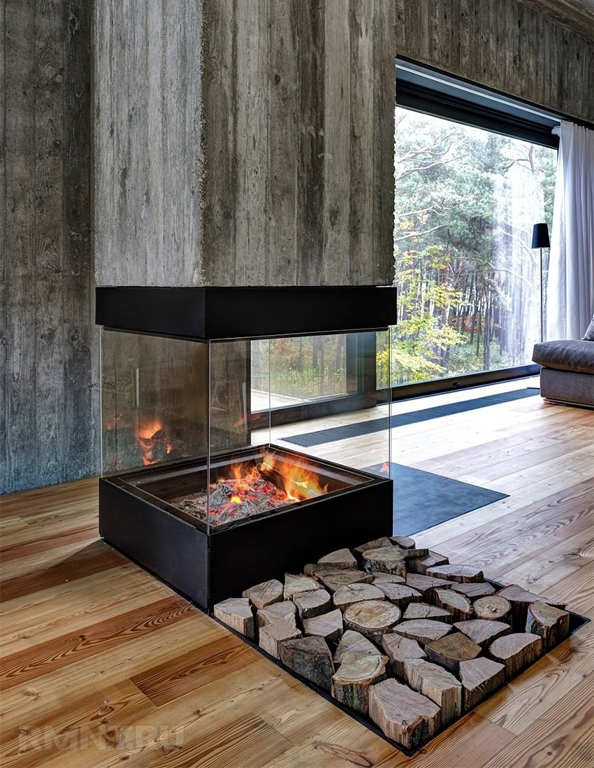 Стеклянный камин на дровах