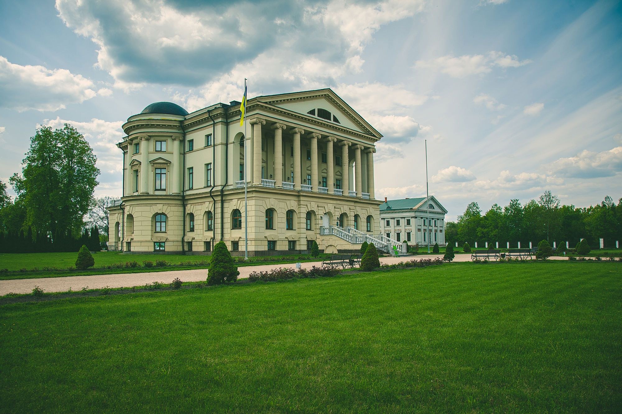 Основные черты классицизма в архитектуре 19 века. Классицизм конец xviii века. Исторический костюм стиля классицизм. Классицизм конец xviii века. Классицизм 18 век архитектура европа.