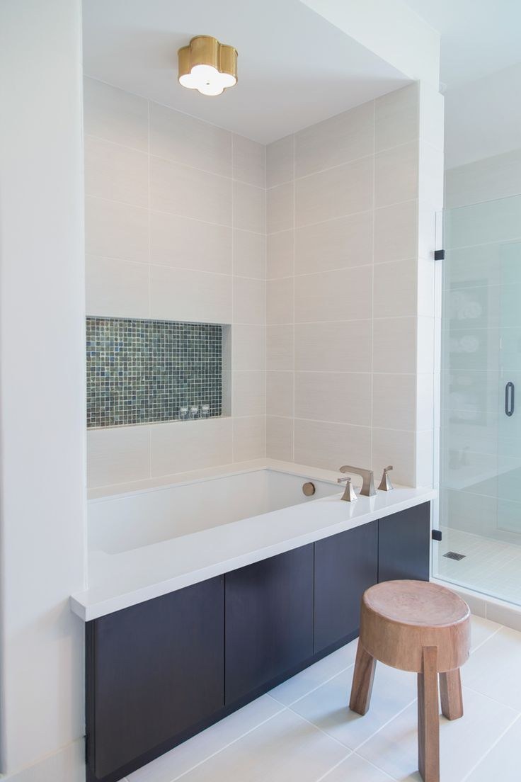 Интерьер ванной комнаты с нишей