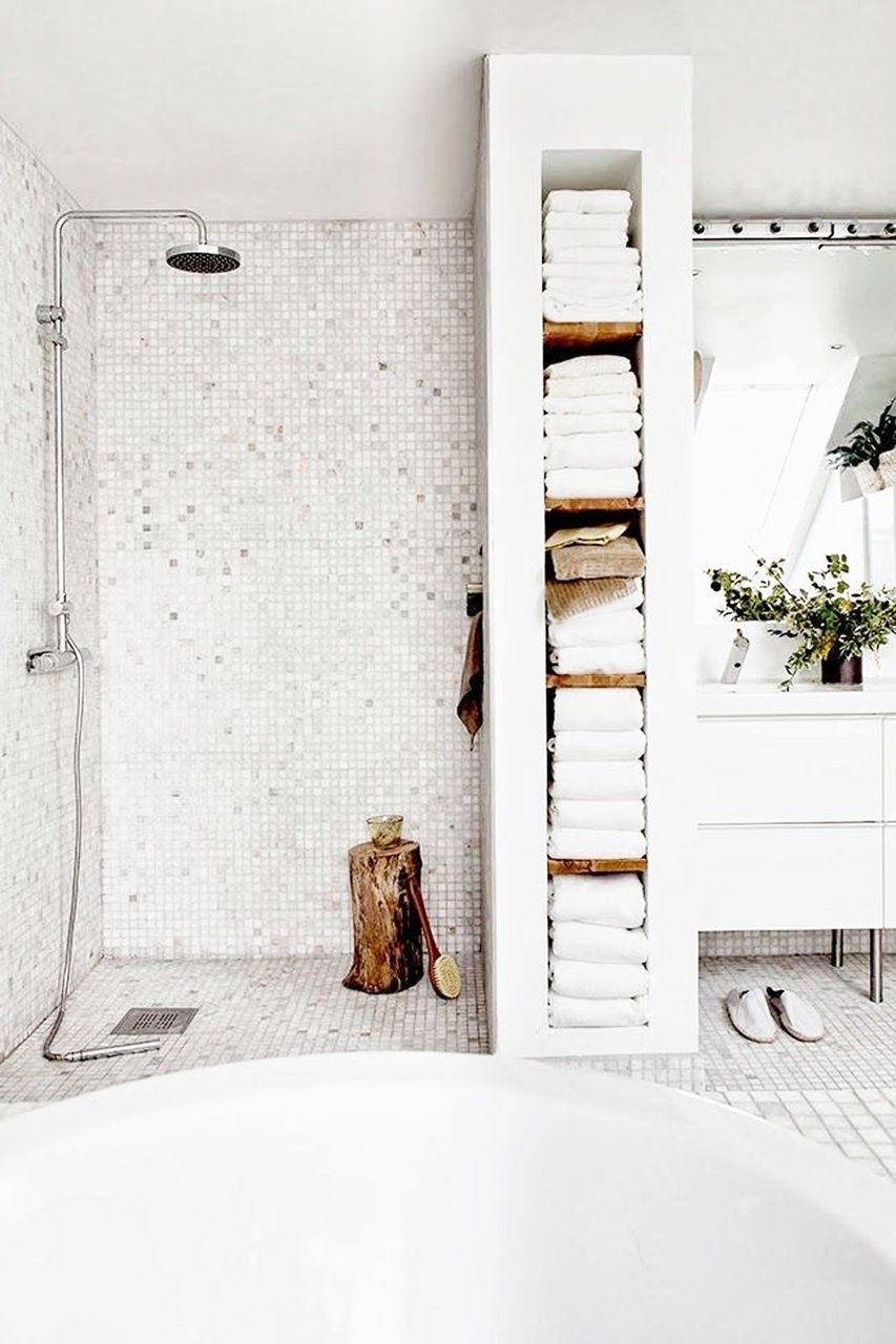 Ванная с полками из плитки