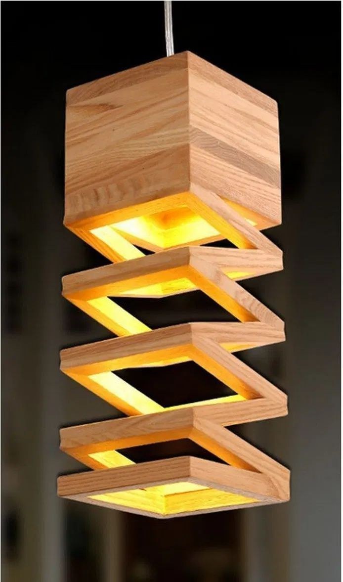 Люстра из деревянных брусков