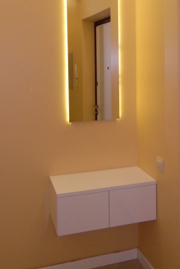 Тумбочки навесные в коридор