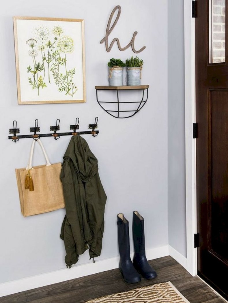 Декор стен в прихожей