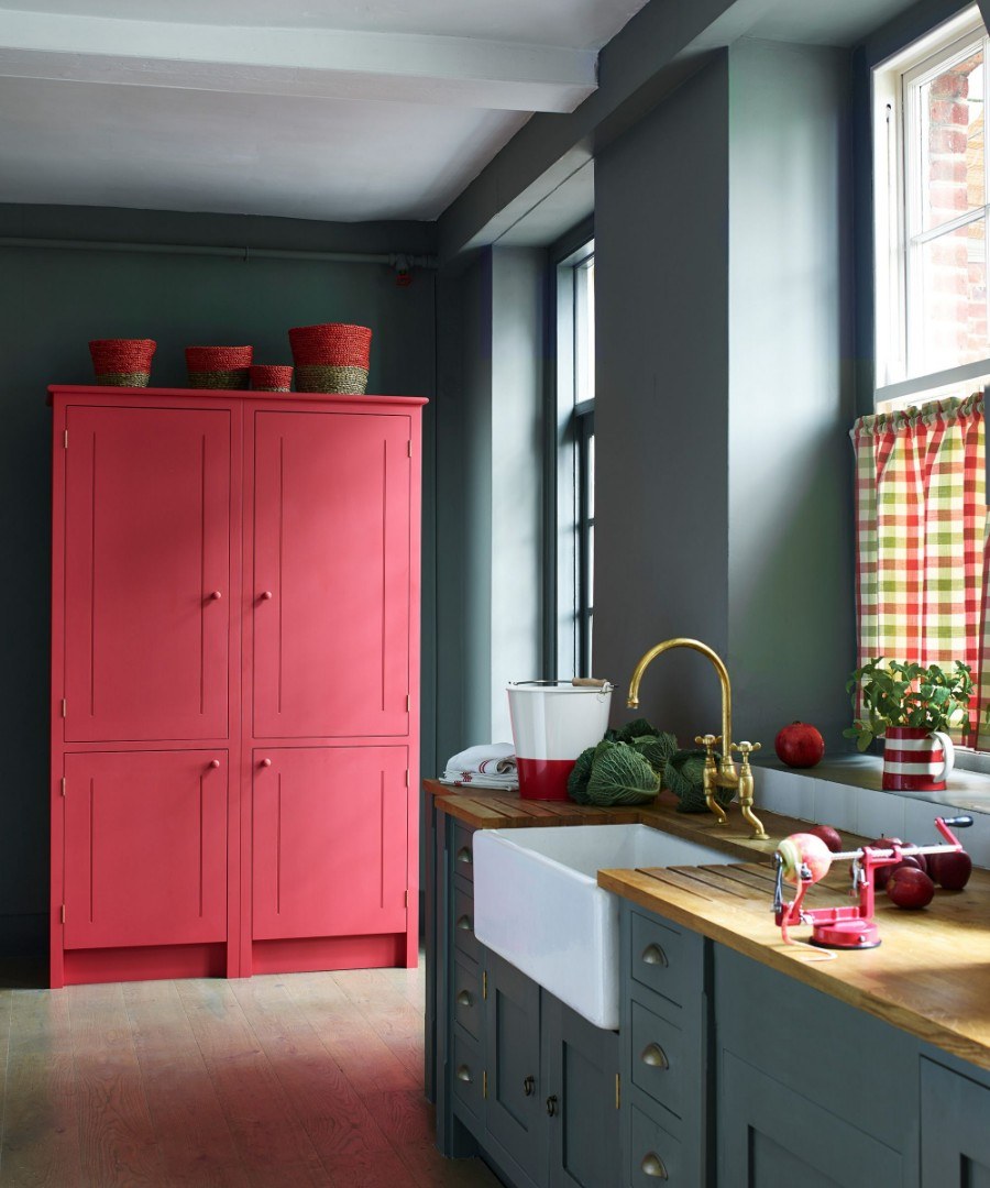 Яркий шкаф в интерьере