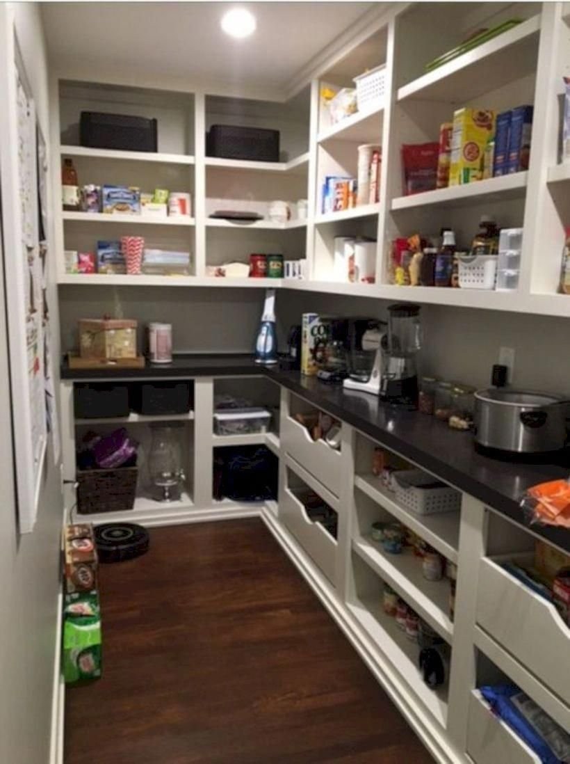 Кухня с потайной кладовкой