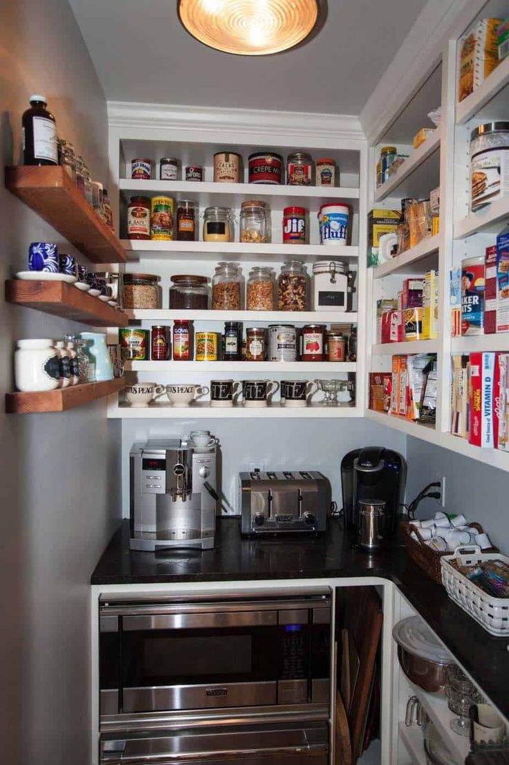 Кладовка на кухне в интерьере