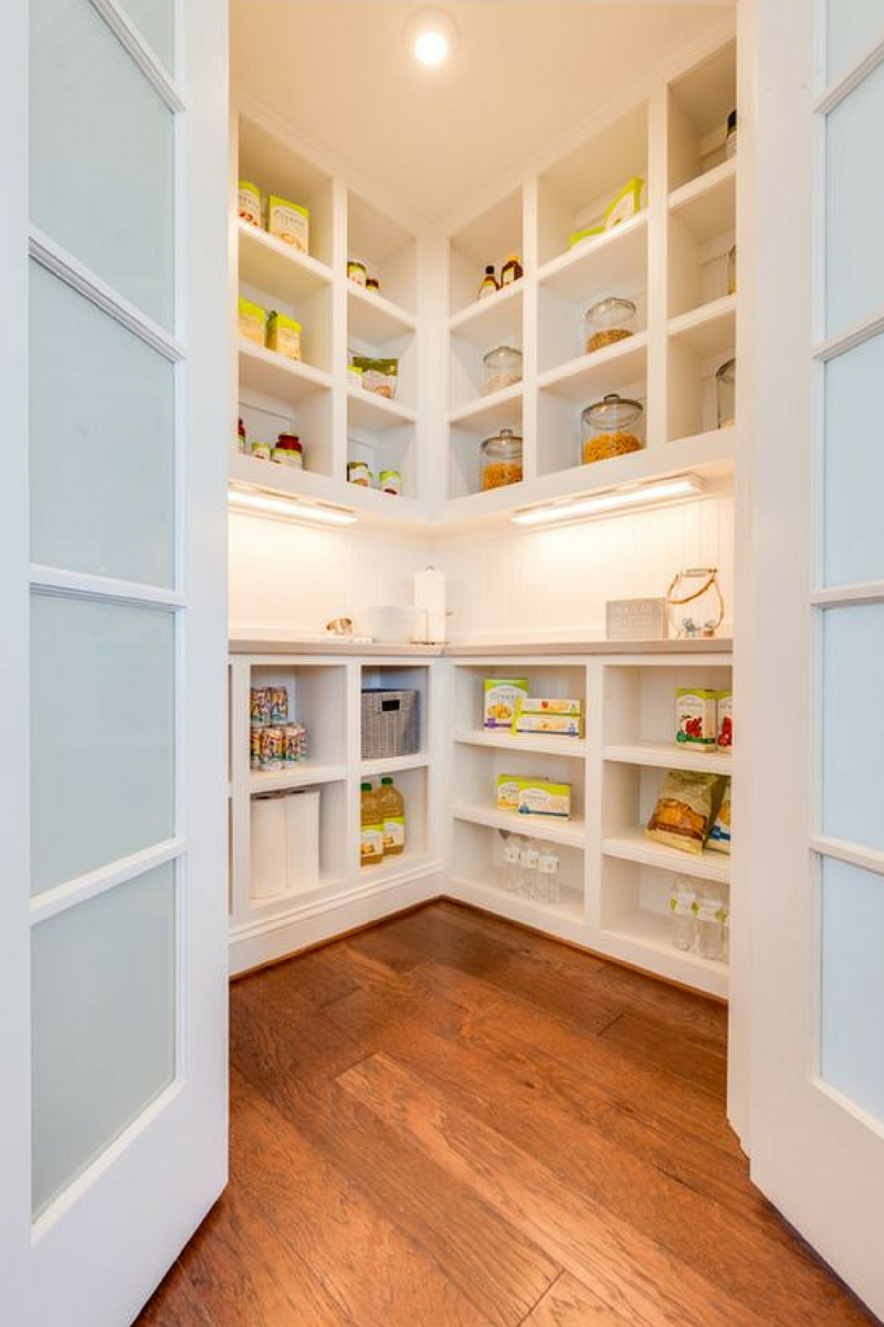 Угловая кладовка на кухне