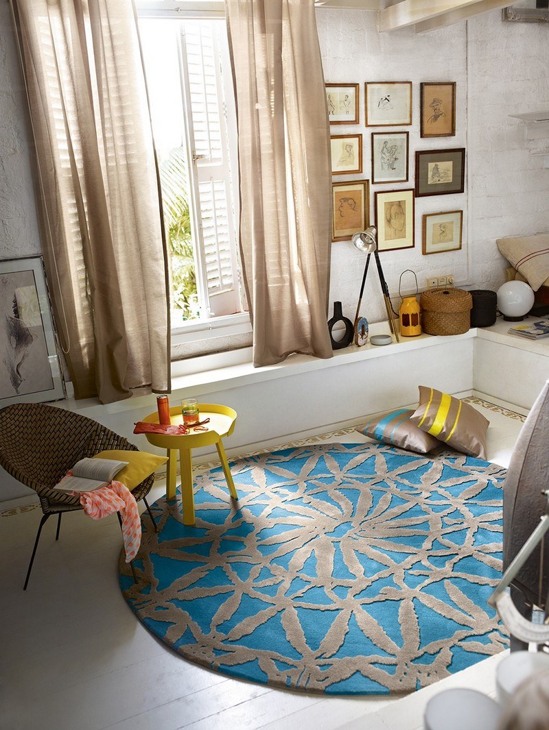 Круглый ковер в интерьере гостиной