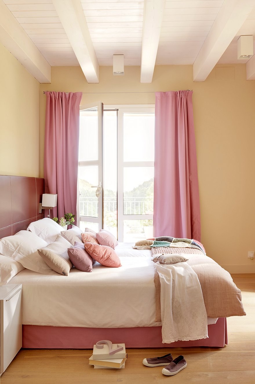 Бежево розовая спальня