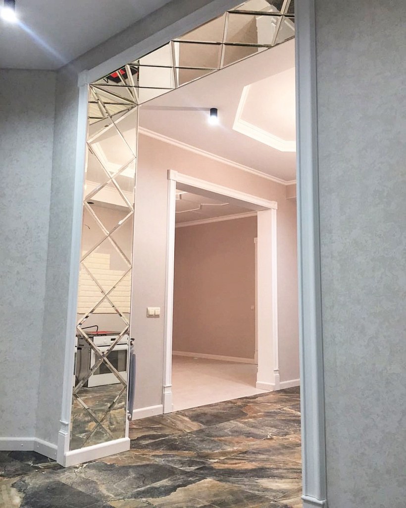 Зеркальный дверной проем в интерьере