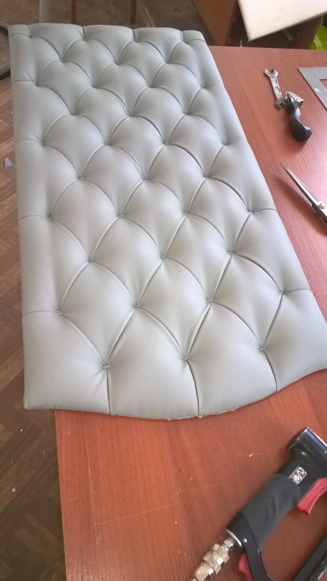 Кровать обитая тканью